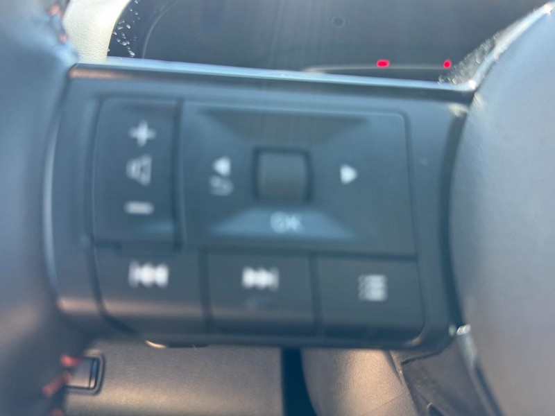 Nissan Pathfinder Vehicle Full-screen Gallery Image 18