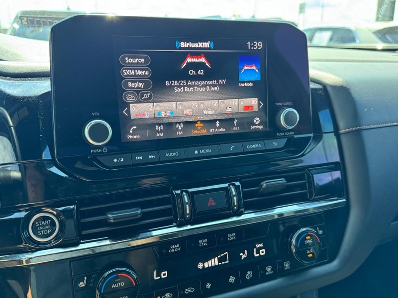 Nissan Pathfinder Vehicle Full-screen Gallery Image 23