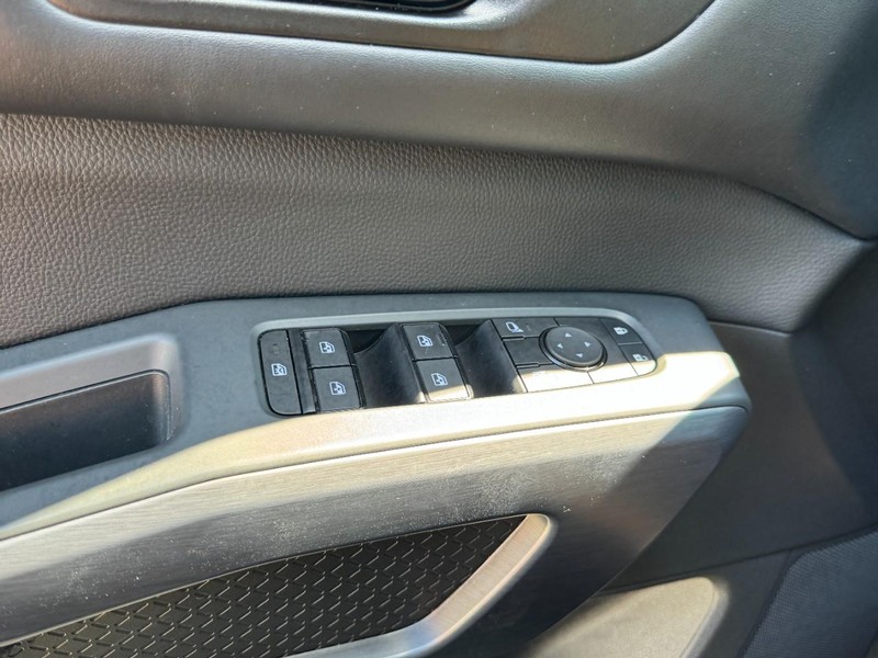 Nissan Pathfinder Vehicle Full-screen Gallery Image 25