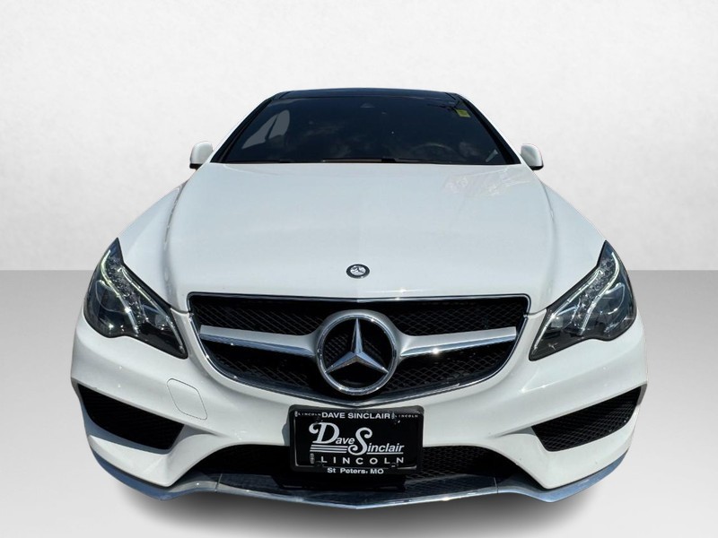 Mercedes-Benz E-Class Vehicle Full-screen Gallery Image 02