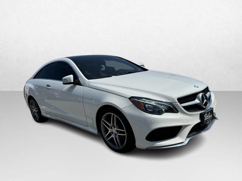 Mercedes-Benz E-Class Vehicle Full-screen Gallery Image 03
