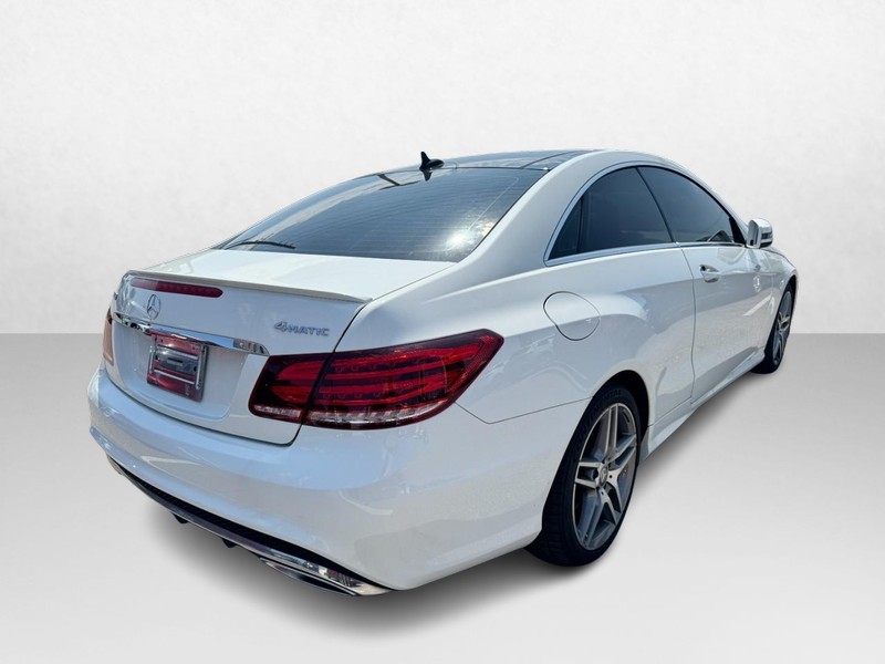 Mercedes-Benz E-Class Vehicle Full-screen Gallery Image 05