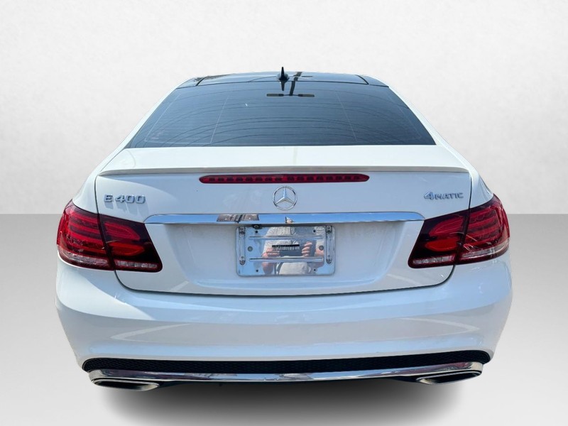 Mercedes-Benz E-Class Vehicle Full-screen Gallery Image 06