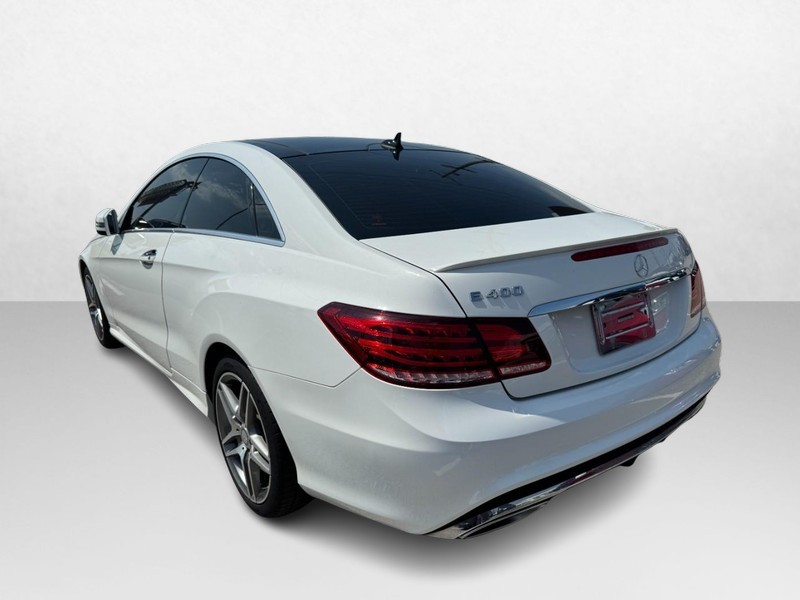 Mercedes-Benz E-Class Vehicle Full-screen Gallery Image 07