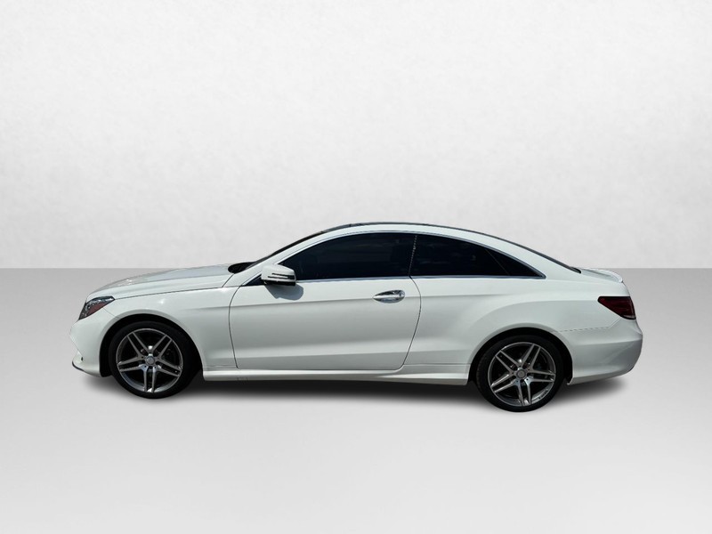 Mercedes-Benz E-Class Vehicle Full-screen Gallery Image 08