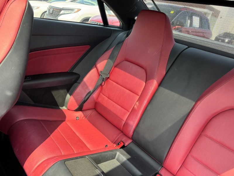Mercedes-Benz E-Class Vehicle Full-screen Gallery Image 09
