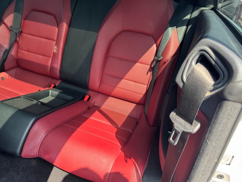 Mercedes-Benz E-Class Vehicle Full-screen Gallery Image 10