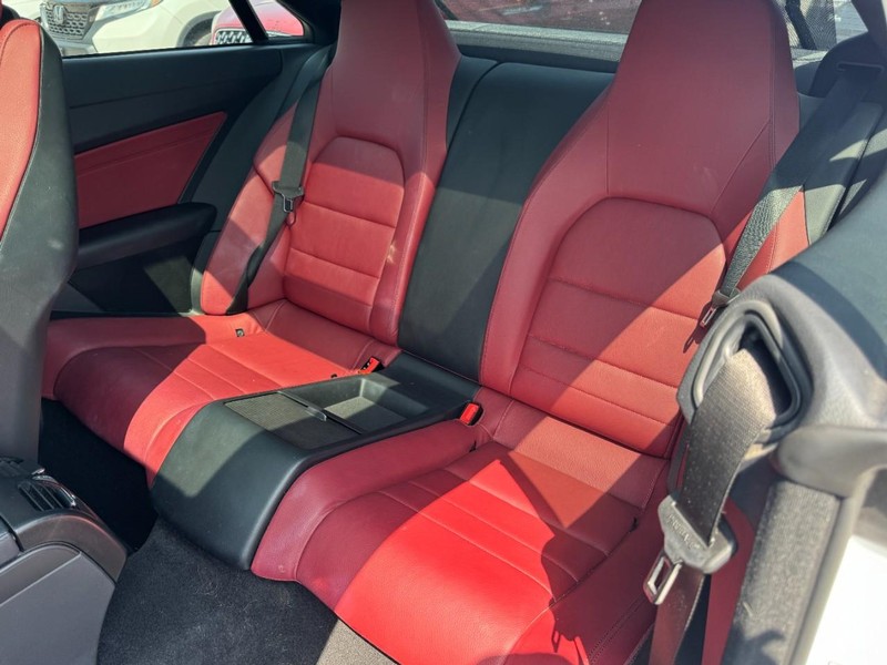 Mercedes-Benz E-Class Vehicle Full-screen Gallery Image 11