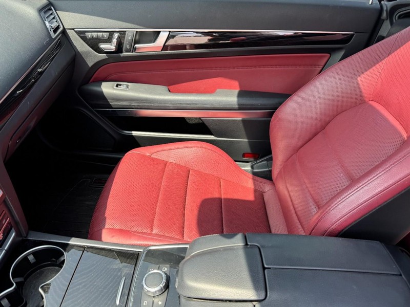 Mercedes-Benz E-Class Vehicle Full-screen Gallery Image 12