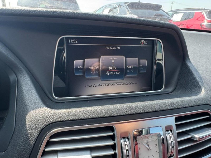 Mercedes-Benz E-Class Vehicle Full-screen Gallery Image 14
