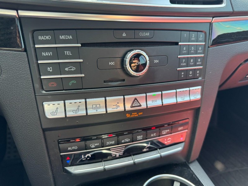 Mercedes-Benz E-Class Vehicle Full-screen Gallery Image 15