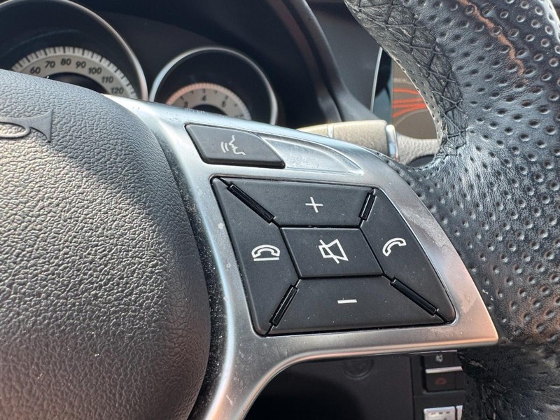 Mercedes-Benz E-Class Vehicle Full-screen Gallery Image 17