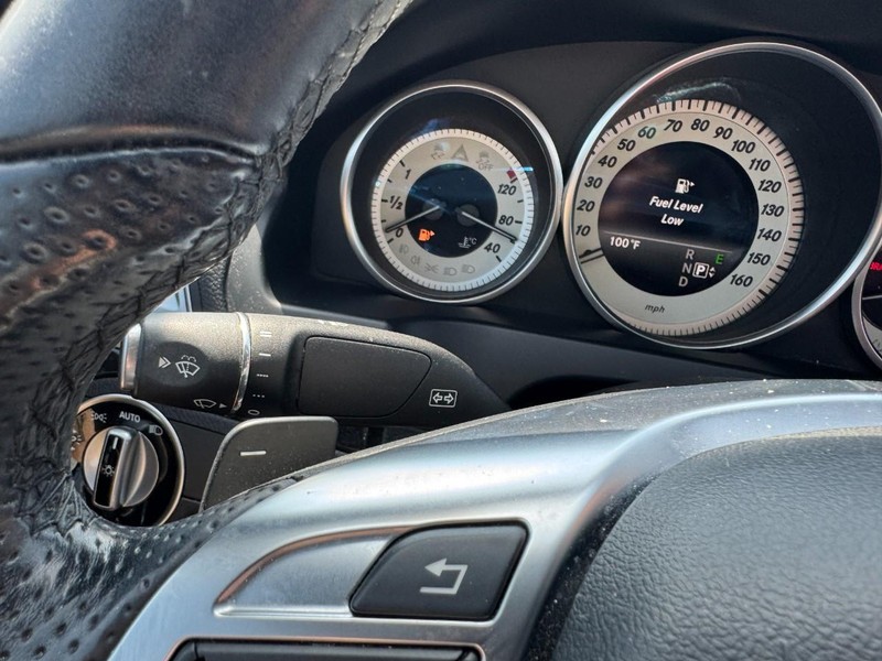 Mercedes-Benz E-Class Vehicle Full-screen Gallery Image 18