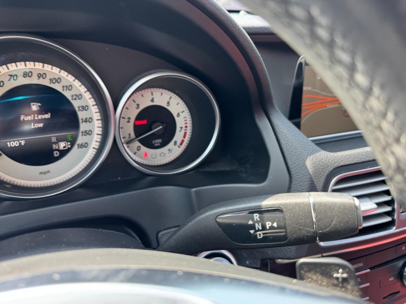 Mercedes-Benz E-Class Vehicle Full-screen Gallery Image 19