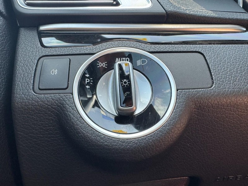 Mercedes-Benz E-Class Vehicle Full-screen Gallery Image 20