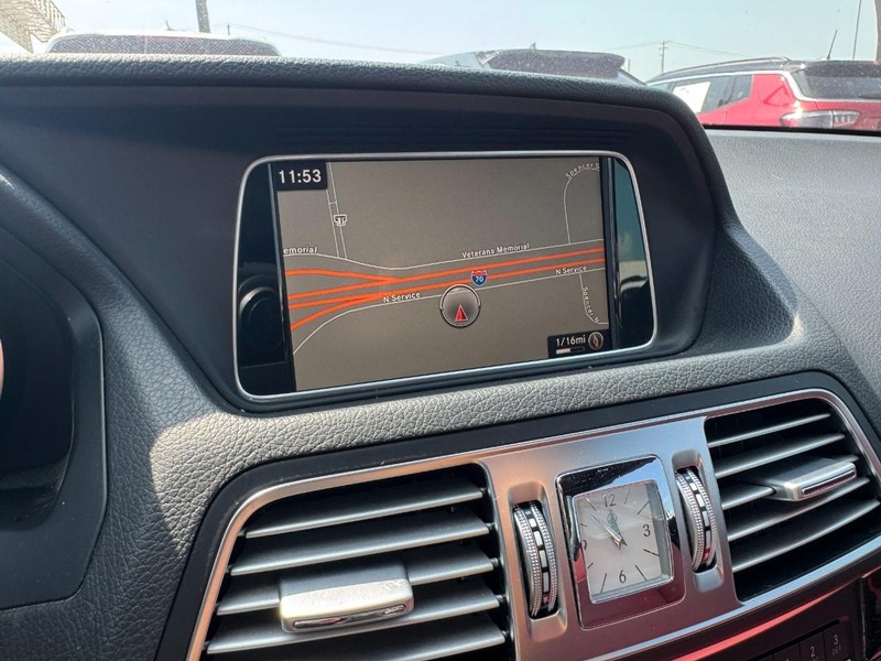 Mercedes-Benz E-Class Vehicle Full-screen Gallery Image 21