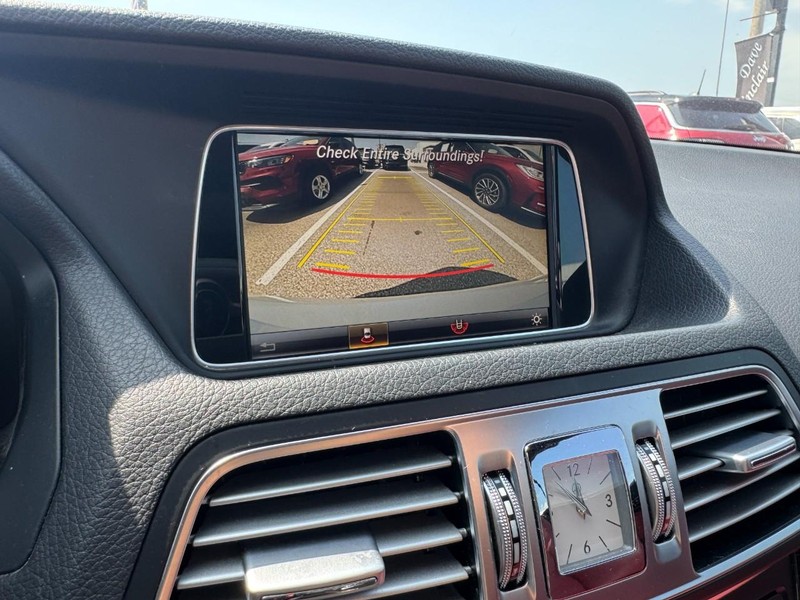 Mercedes-Benz E-Class Vehicle Full-screen Gallery Image 22
