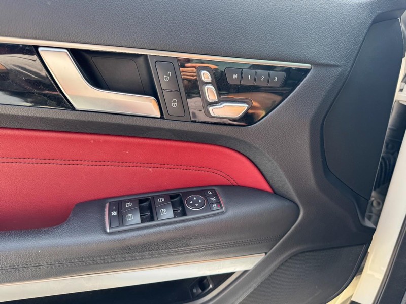 Mercedes-Benz E-Class Vehicle Full-screen Gallery Image 23