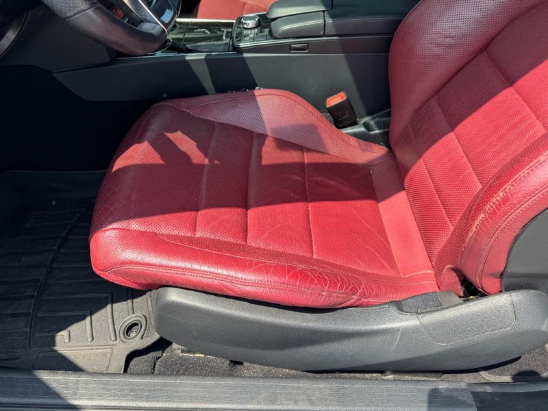 Mercedes-Benz E-Class Vehicle Full-screen Gallery Image 24