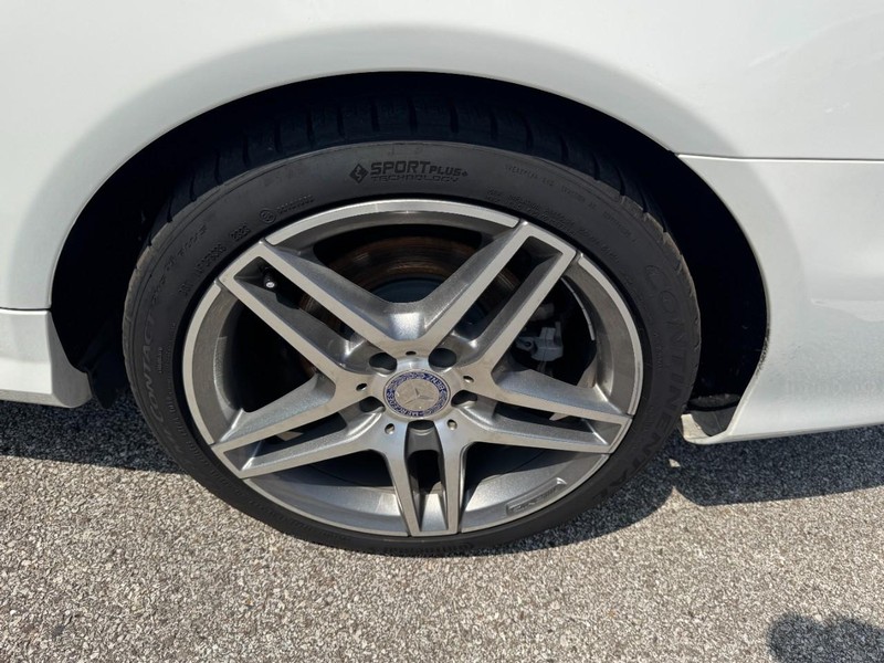 Mercedes-Benz E-Class Vehicle Full-screen Gallery Image 25