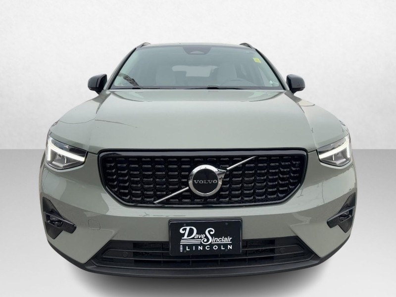 Volvo XC40 Vehicle Full-screen Gallery Image 02