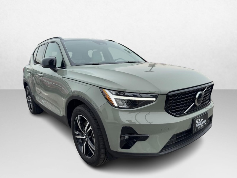 Volvo XC40 Vehicle Full-screen Gallery Image 03