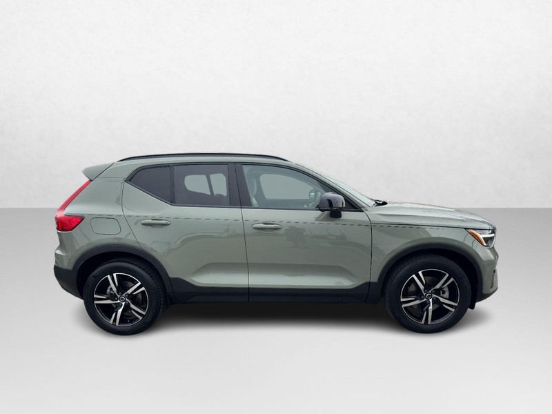 Volvo XC40 Vehicle Full-screen Gallery Image 04