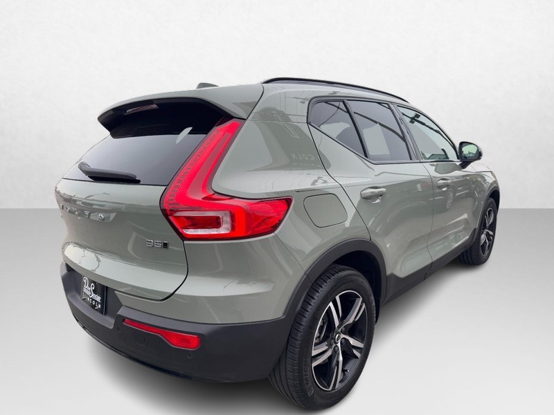 Volvo XC40 Vehicle Full-screen Gallery Image 05