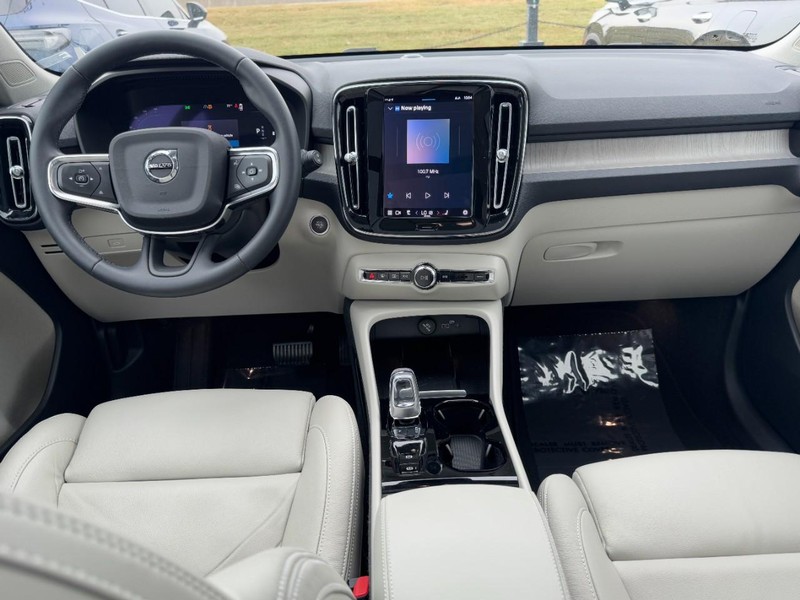 Volvo XC40 Vehicle Full-screen Gallery Image 09
