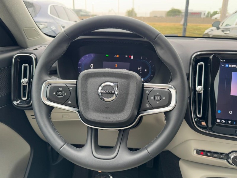 Volvo XC40 Vehicle Full-screen Gallery Image 10