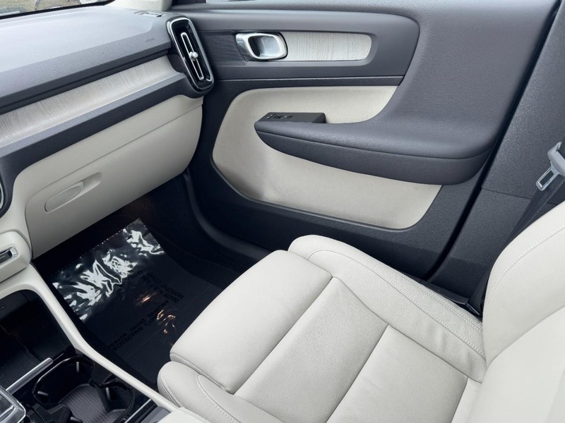 Volvo XC40 Vehicle Full-screen Gallery Image 11