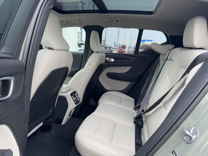 Volvo XC40 Vehicle Full-screen Gallery Image 12