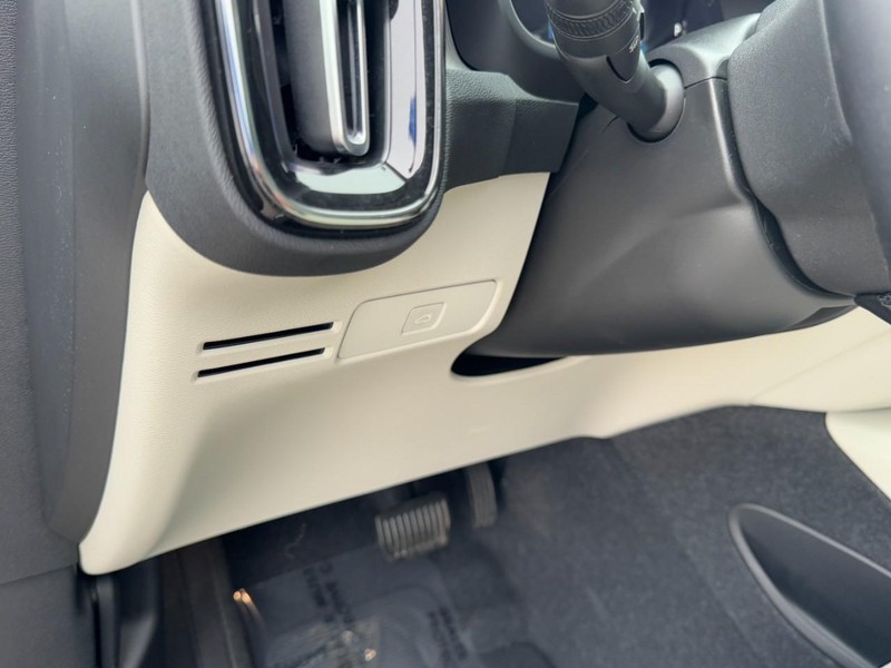 Volvo XC40 Vehicle Full-screen Gallery Image 14