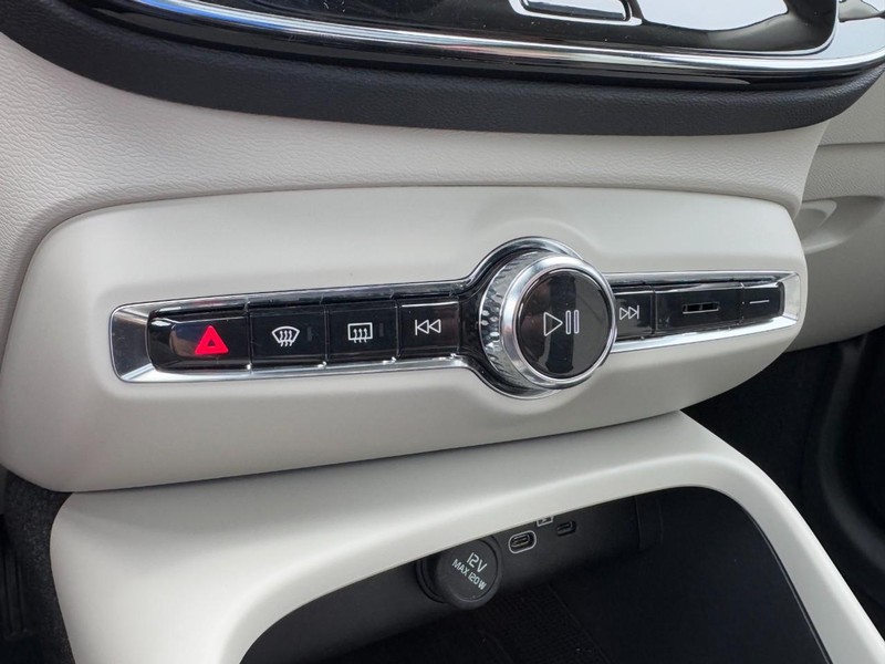 Volvo XC40 Vehicle Full-screen Gallery Image 17