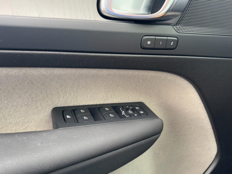 Volvo XC40 Vehicle Full-screen Gallery Image 25