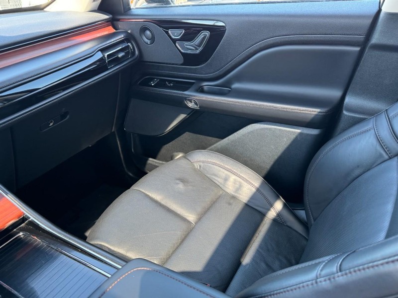 Lincoln Aviator Vehicle Full-screen Gallery Image 11