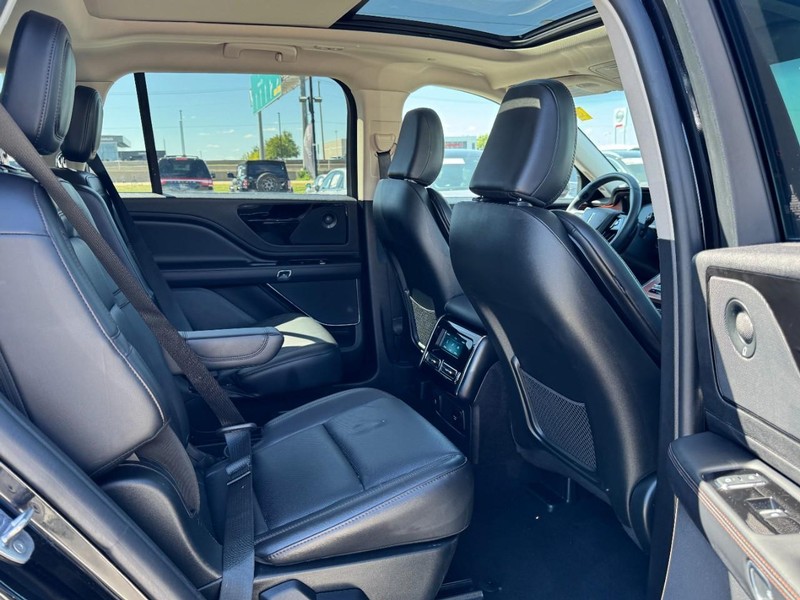 Lincoln Aviator Vehicle Full-screen Gallery Image 13