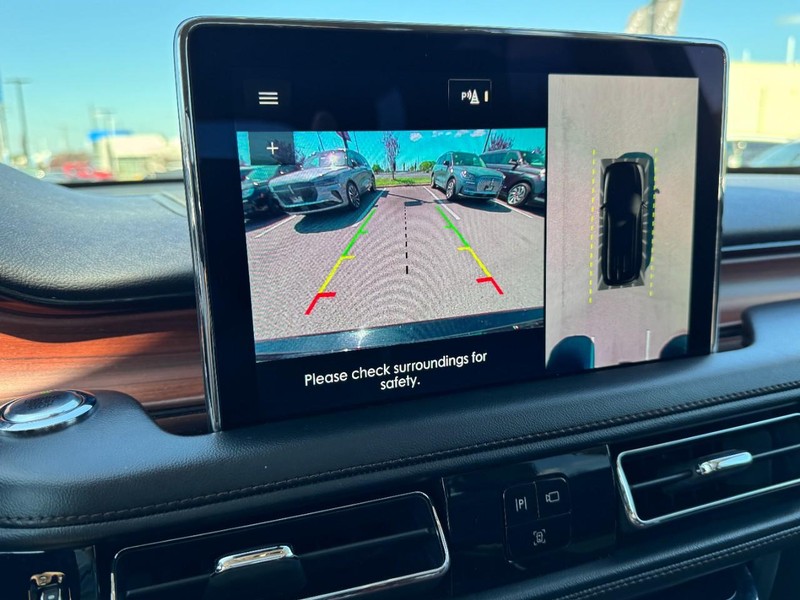 Lincoln Aviator Vehicle Full-screen Gallery Image 24