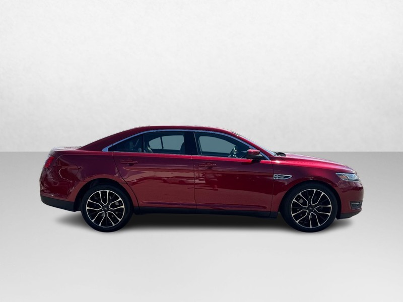 Ford Taurus Vehicle Full-screen Gallery Image 04
