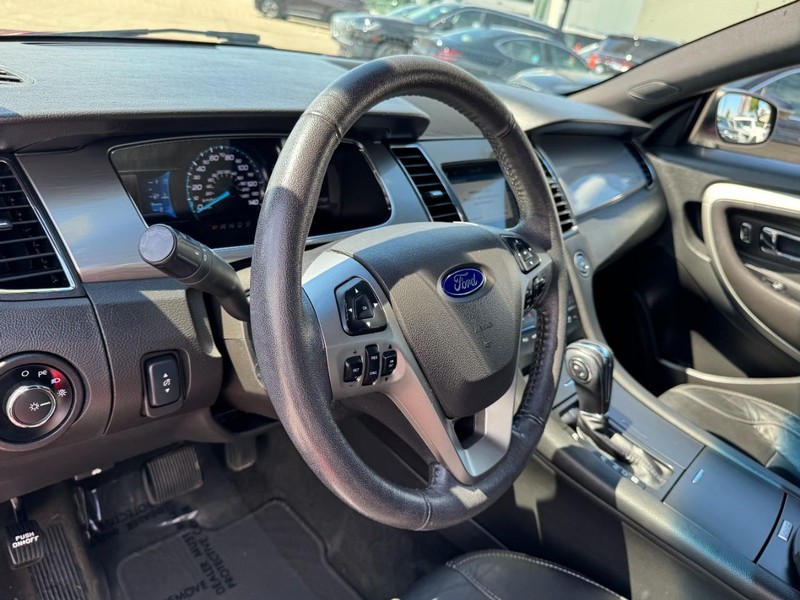 Ford Taurus Vehicle Full-screen Gallery Image 15