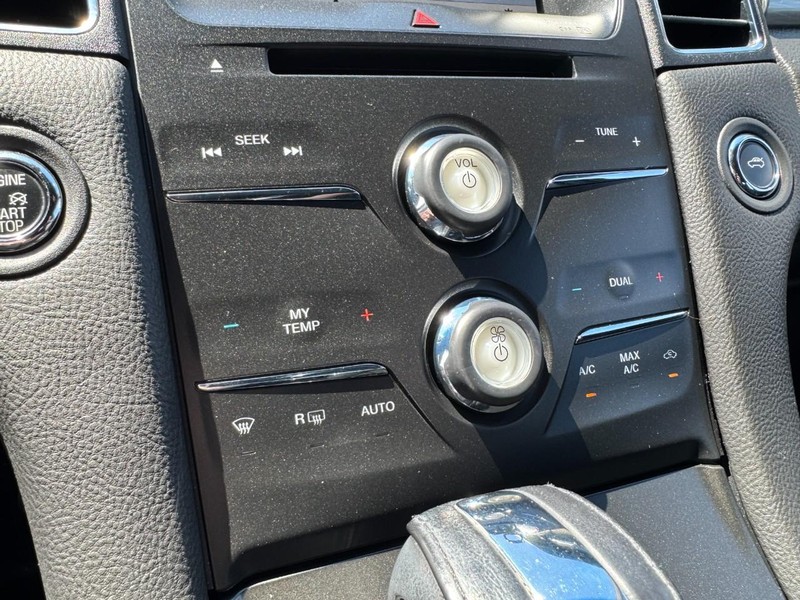 Ford Taurus Vehicle Full-screen Gallery Image 17
