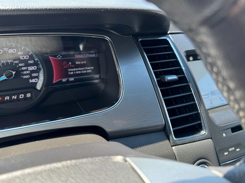 Ford Taurus Vehicle Full-screen Gallery Image 21