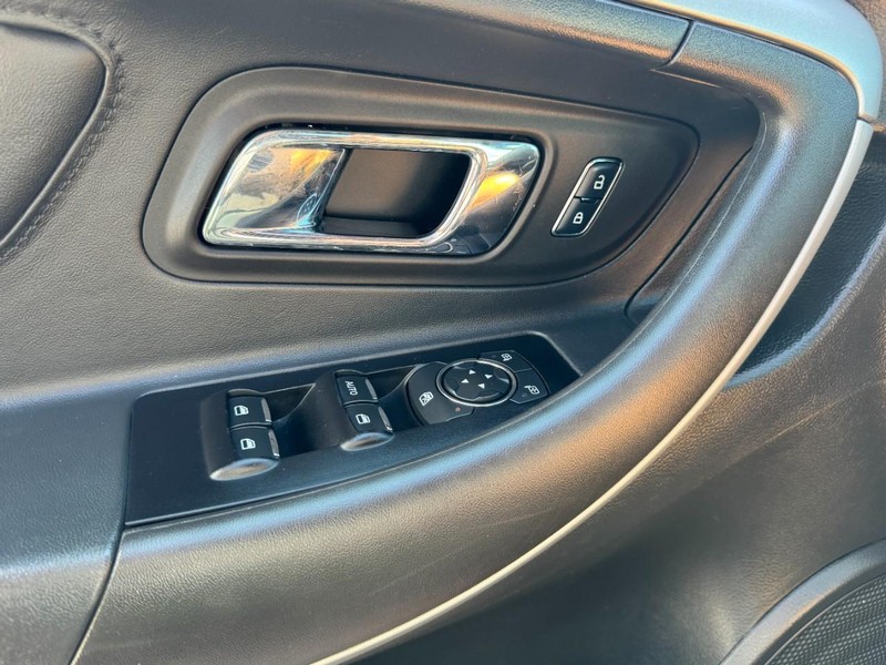Ford Taurus Vehicle Full-screen Gallery Image 25