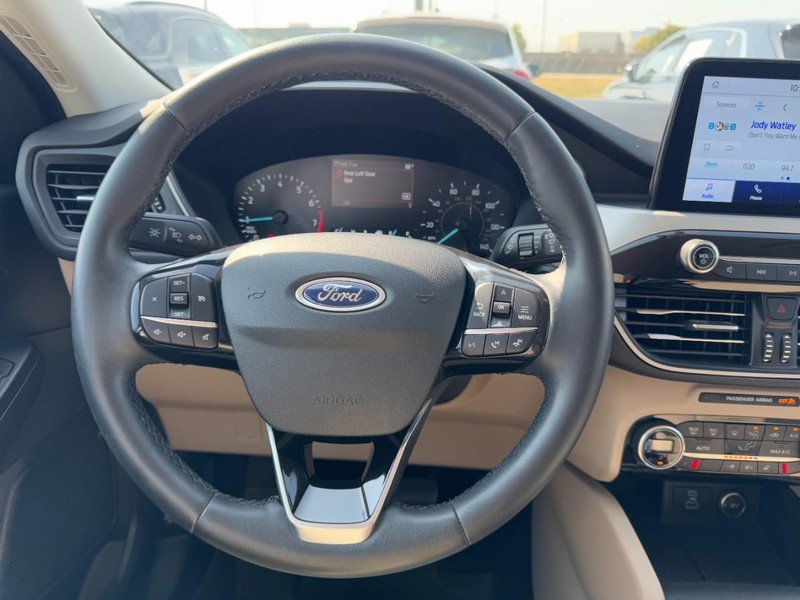 Ford Escape Vehicle Full-screen Gallery Image 10