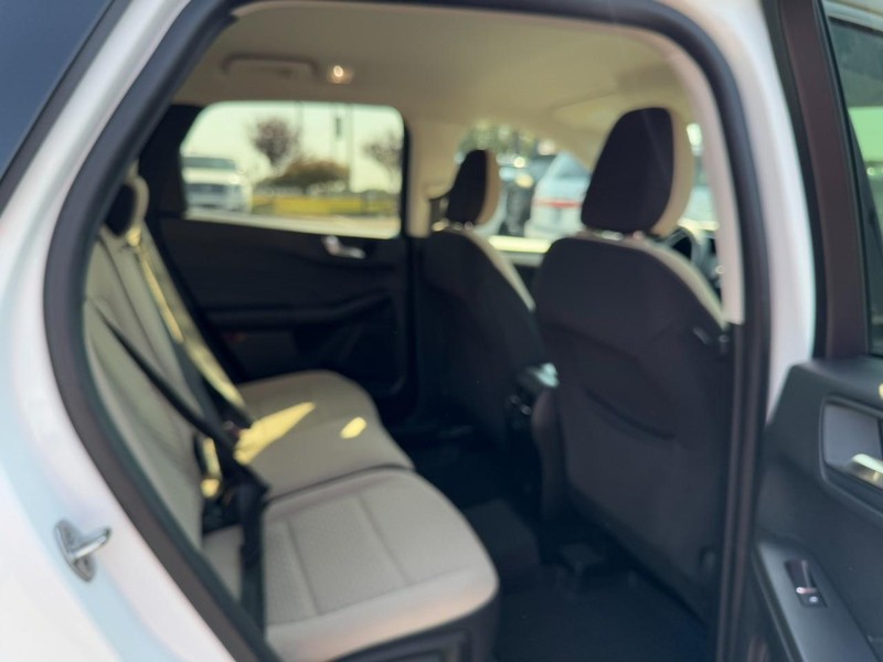 Ford Escape Vehicle Full-screen Gallery Image 13