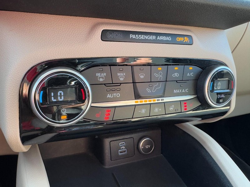 Ford Escape Vehicle Full-screen Gallery Image 17