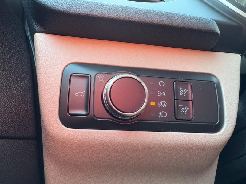 Ford Escape Vehicle Full-screen Gallery Image 22