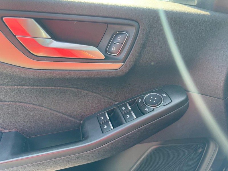 Ford Escape Vehicle Full-screen Gallery Image 25