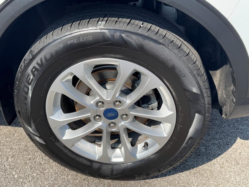 Ford Escape Vehicle Full-screen Gallery Image 27