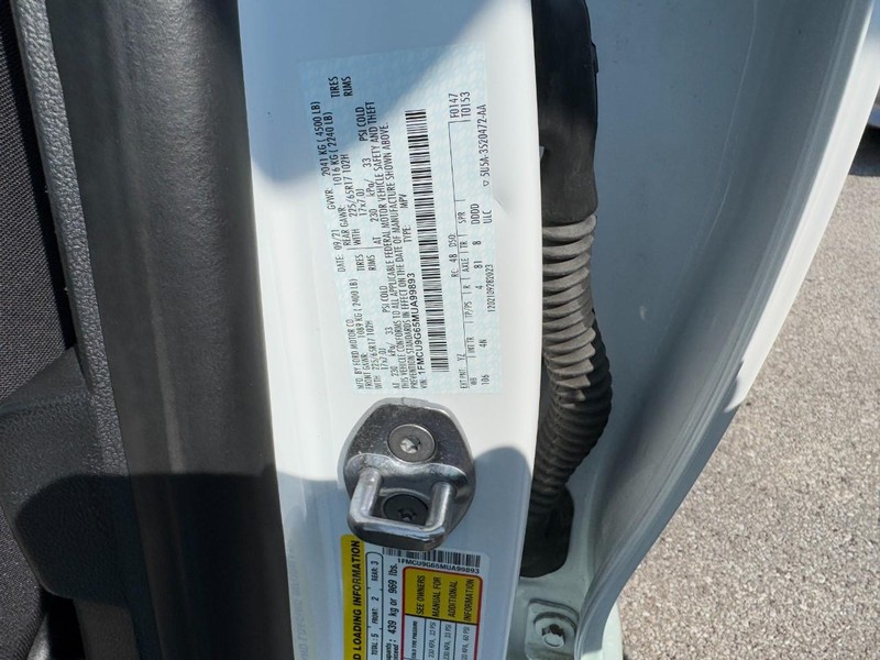 Ford Escape Vehicle Full-screen Gallery Image 28